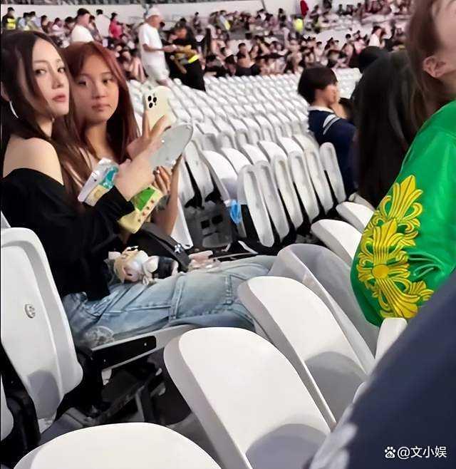 李小璐带甜馨去看侃爷演唱会 母女同框似姐妹