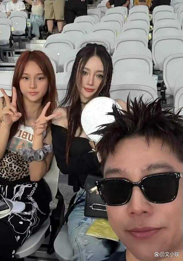 李小璐带甜馨去看侃爷演唱会