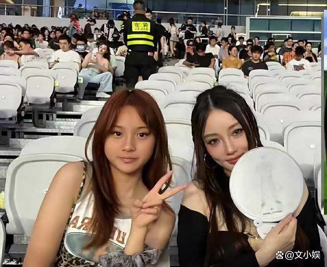 李小璐带甜馨去看侃爷演唱会 母女同框似姐妹